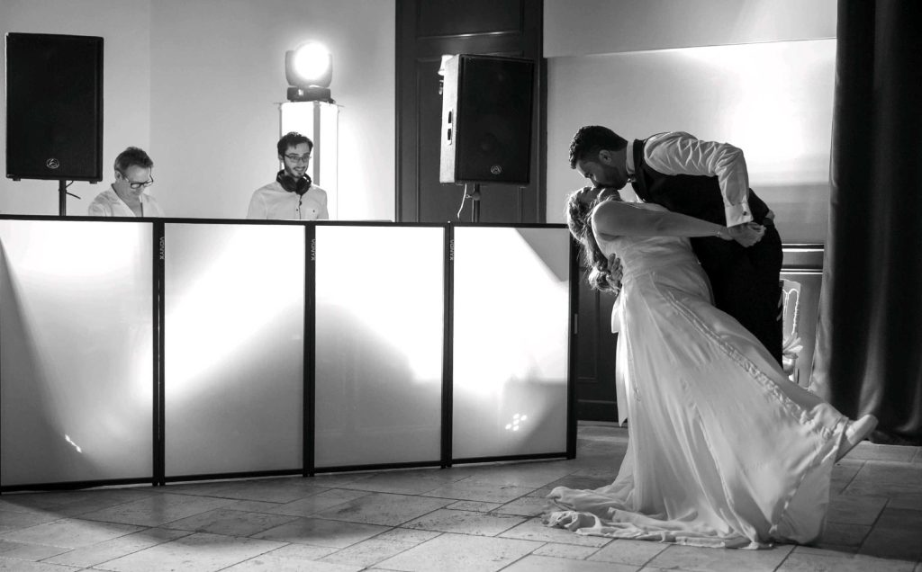 Choisir le DJ parfait pour la soirée de votre mariage : les questions clés à poser avant la réservation